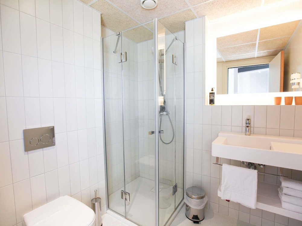 TRIPLE - Habitación con una cama grande y una litera del hotel Ibis Budget Strasbourg Sud Illkirch Geispolsheim. Foto 4
