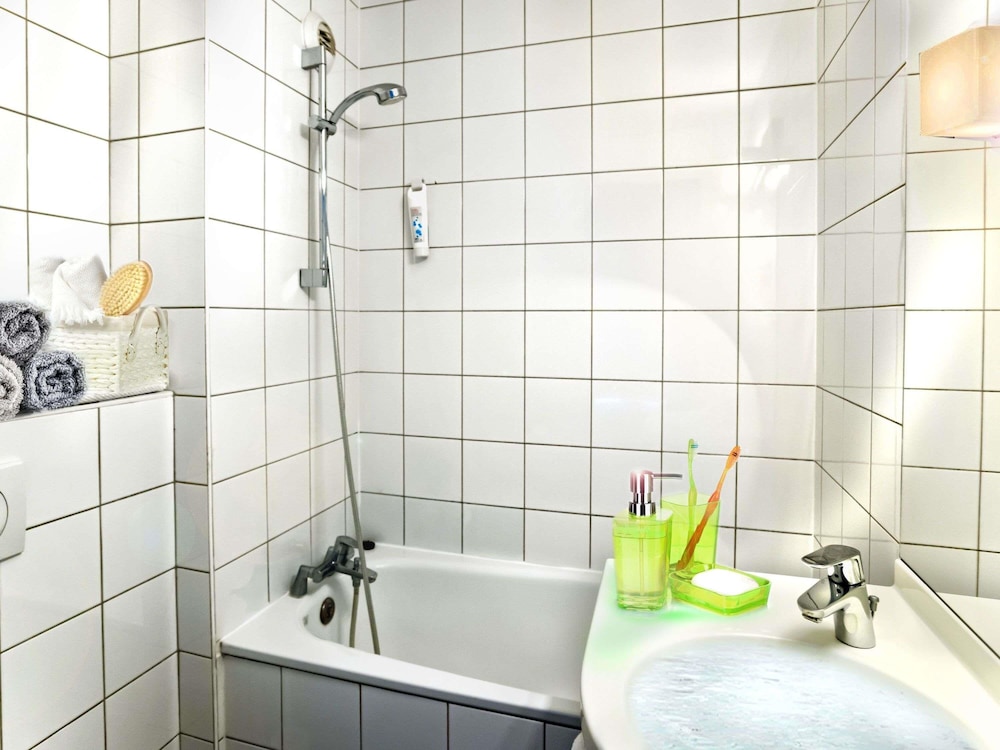 TWIN - Habitación con dos camas individuales del hotel Ibis Budget Strasbourg Sud Illkirch Geispolsheim. Foto 2