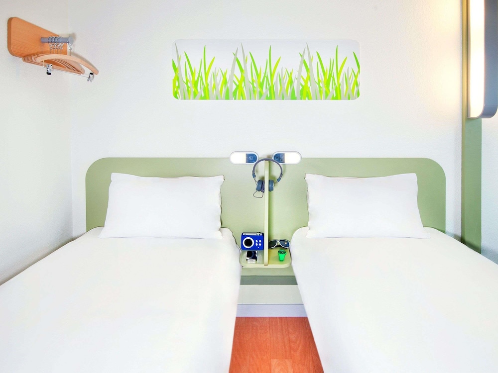 TWIN - Habitación con dos camas individuales del hotel Ibis Budget Strasbourg Sud Illkirch Geispolsheim. Foto 4