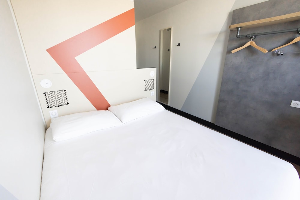 Habitación con 1 cama doble del hotel ibis budget La Rochelle Centre. Foto 1
