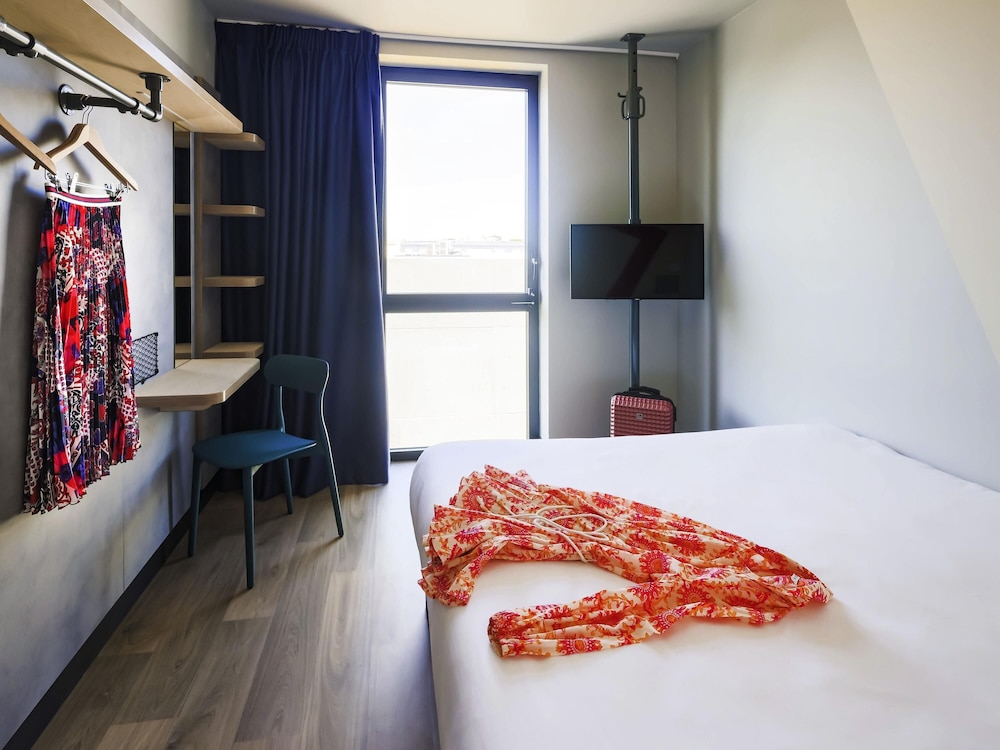 Habitación con 1 cama doble del hotel ibis budget La Rochelle Centre. Foto 2