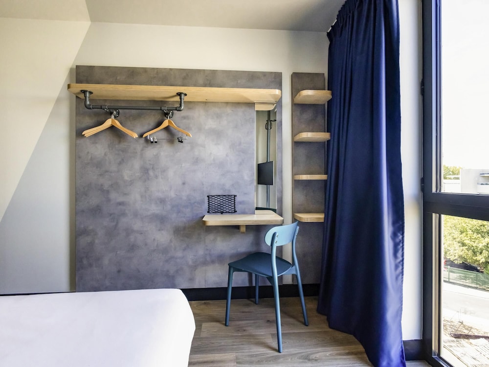 Habitación con 1 cama doble del hotel ibis budget La Rochelle Centre. Foto 3