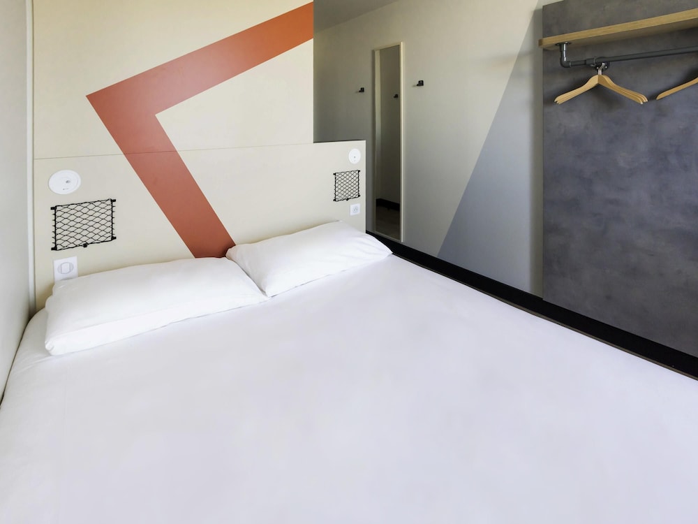 Habitación con 1 cama doble del hotel ibis budget La Rochelle Centre. Foto 4