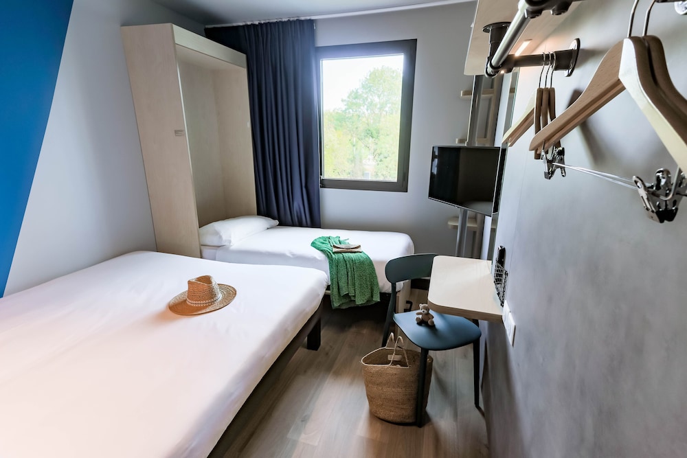 Habitación con 1 cama doble y 1 cama individual del hotel ibis budget La Rochelle Centre. Foto 1