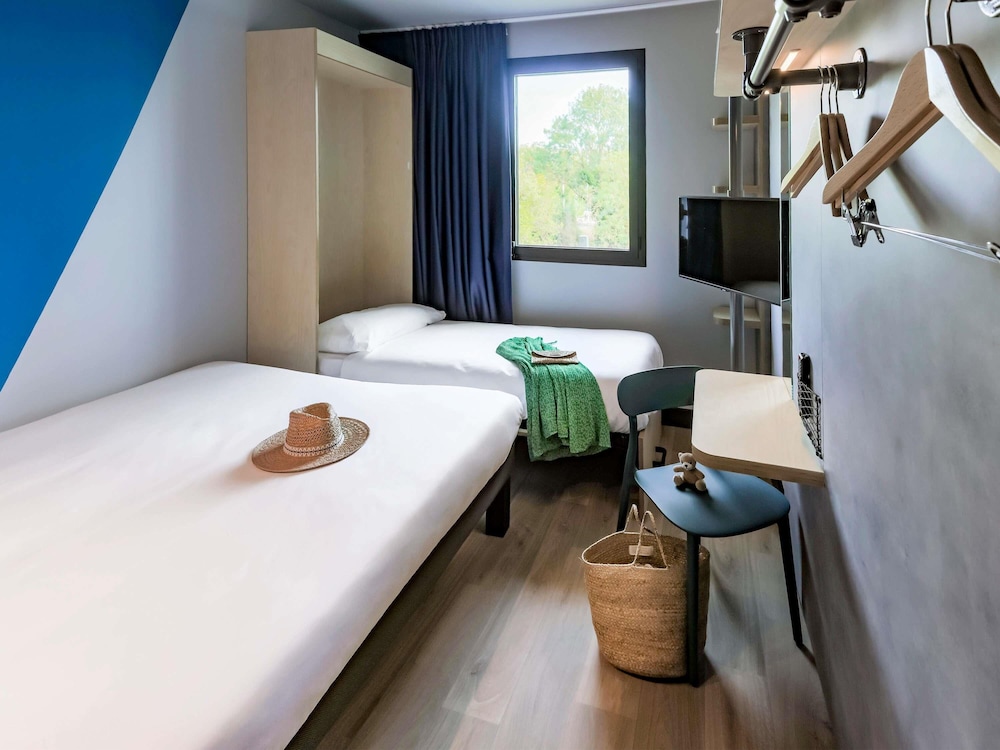 Habitación con 1 cama doble y 1 cama individual del hotel ibis budget La Rochelle Centre. Foto 4