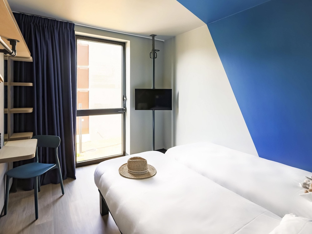 Habitación con 2 camas individuales del hotel ibis budget La Rochelle Centre