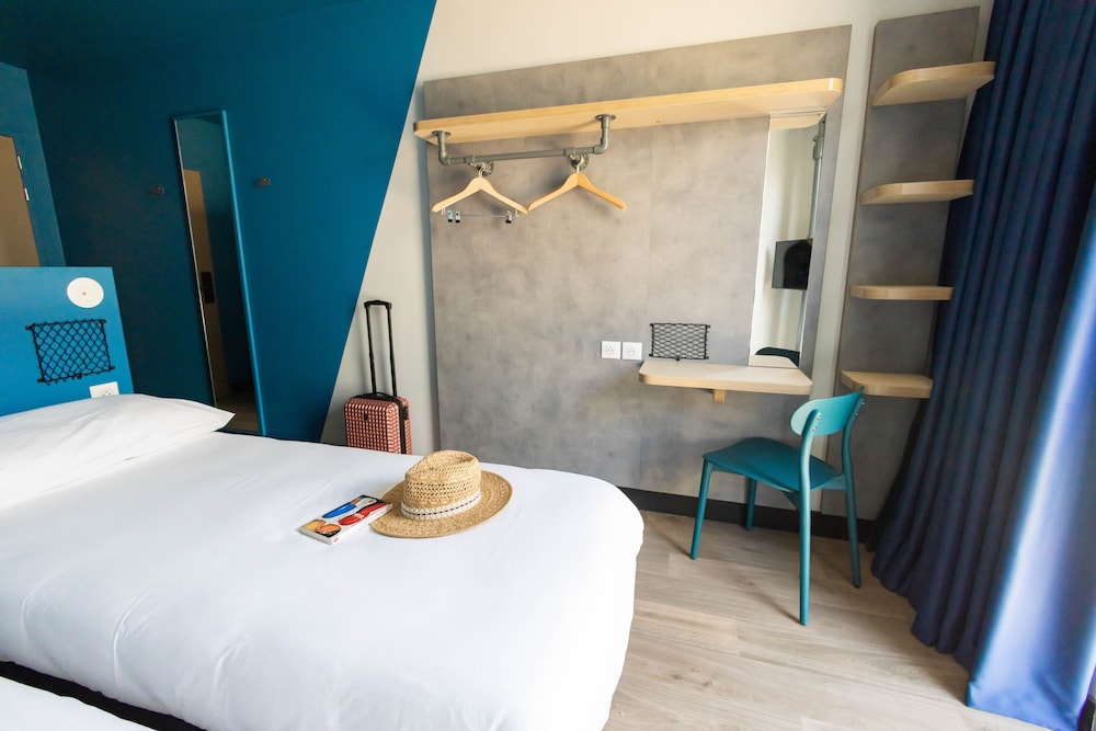 Habitación con 2 camas individuales del hotel ibis budget La Rochelle Centre. Foto 1