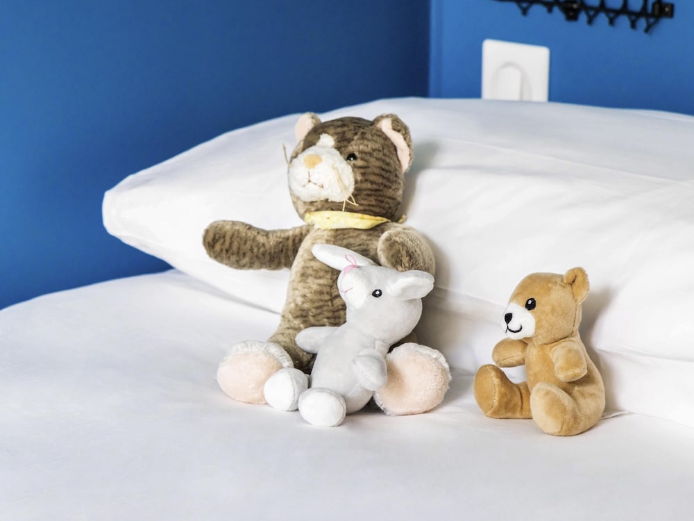 Habitación con 2 camas individuales del hotel ibis budget La Rochelle Centre. Foto 3