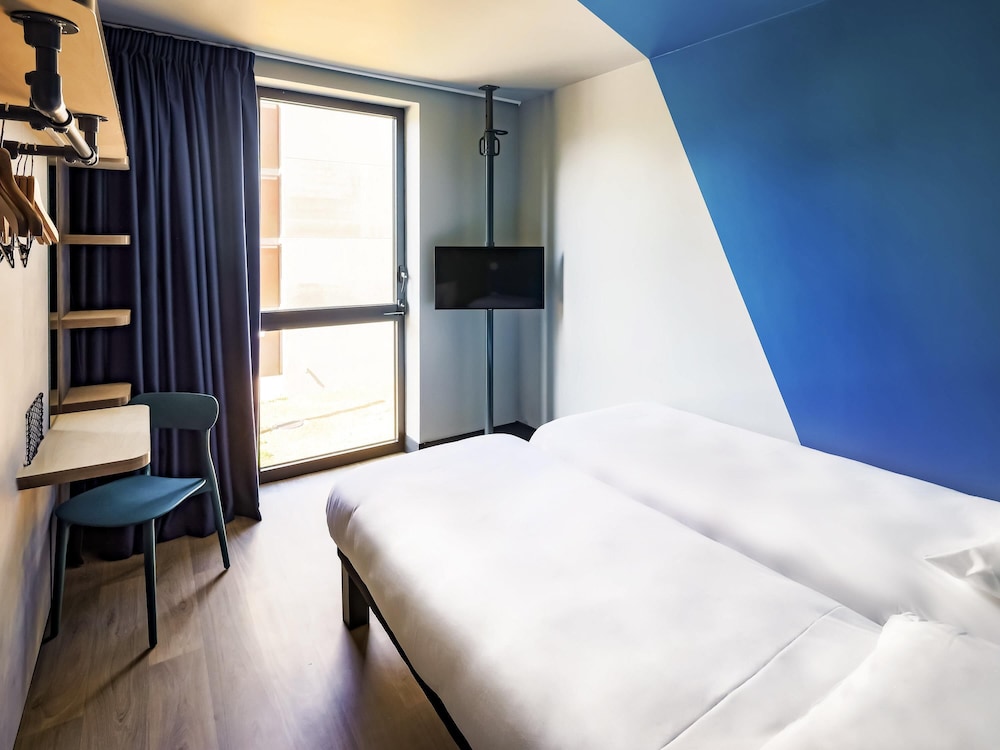 Habitación con 2 camas individuales del hotel ibis budget La Rochelle Centre. Foto 6