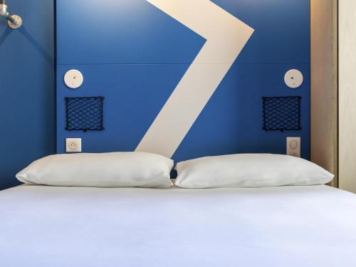 Habitación familiar con 1 cama doble y 4 camas individuales del hotel ibis budget La Rochelle Centre