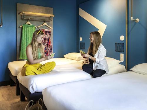 Habitación familiar con 1 cama doble y 4 camas individuales del hotel ibis budget La Rochelle Centre. Foto 3