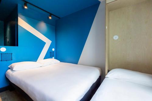 Habitación familiar con 1 cama doble y 4 camas individuales del hotel ibis budget La Rochelle Centre. Foto 7