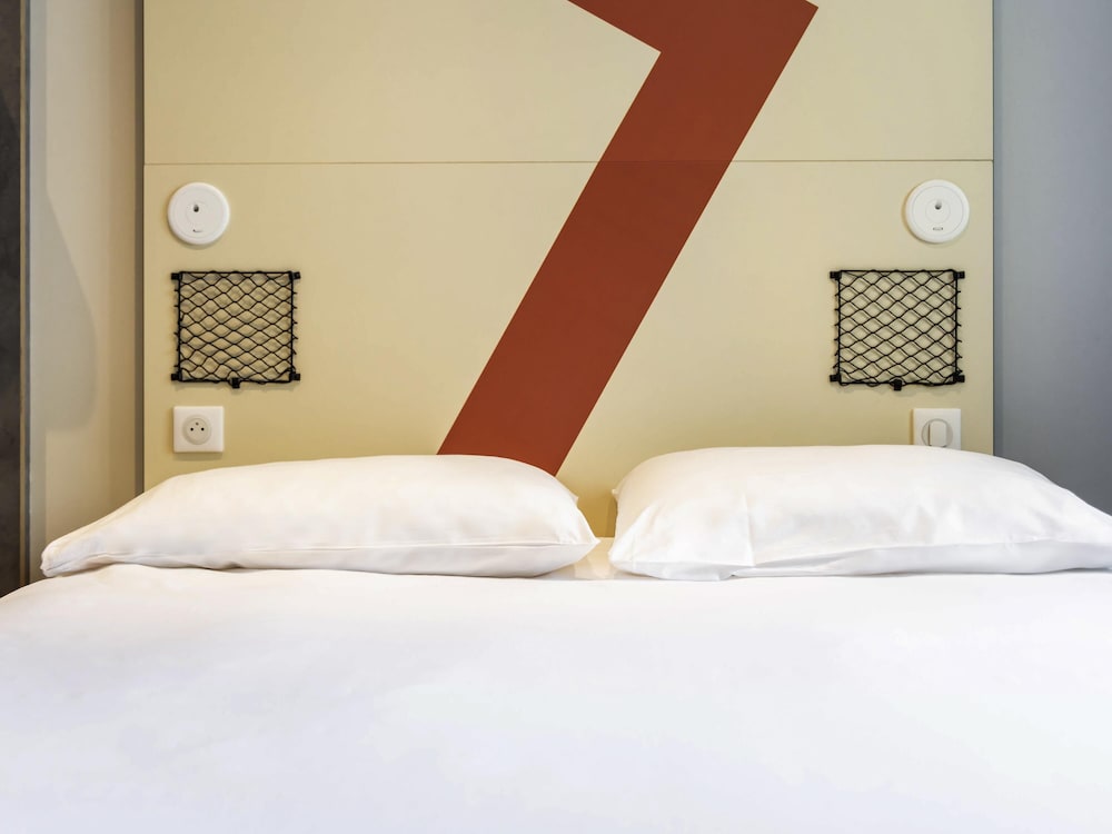 Habitación con 1 cama doble y 1 cama individual, ideal para huéspedes con limitaciones físicas del hotel ibis budget La Rochelle Centre