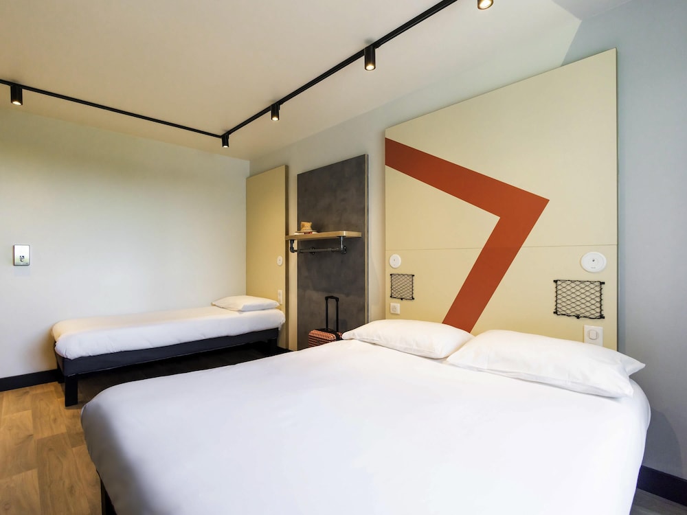 Habitación con 1 cama doble y 1 cama individual, ideal para huéspedes con limitaciones físicas del hotel ibis budget La Rochelle Centre. Foto 1