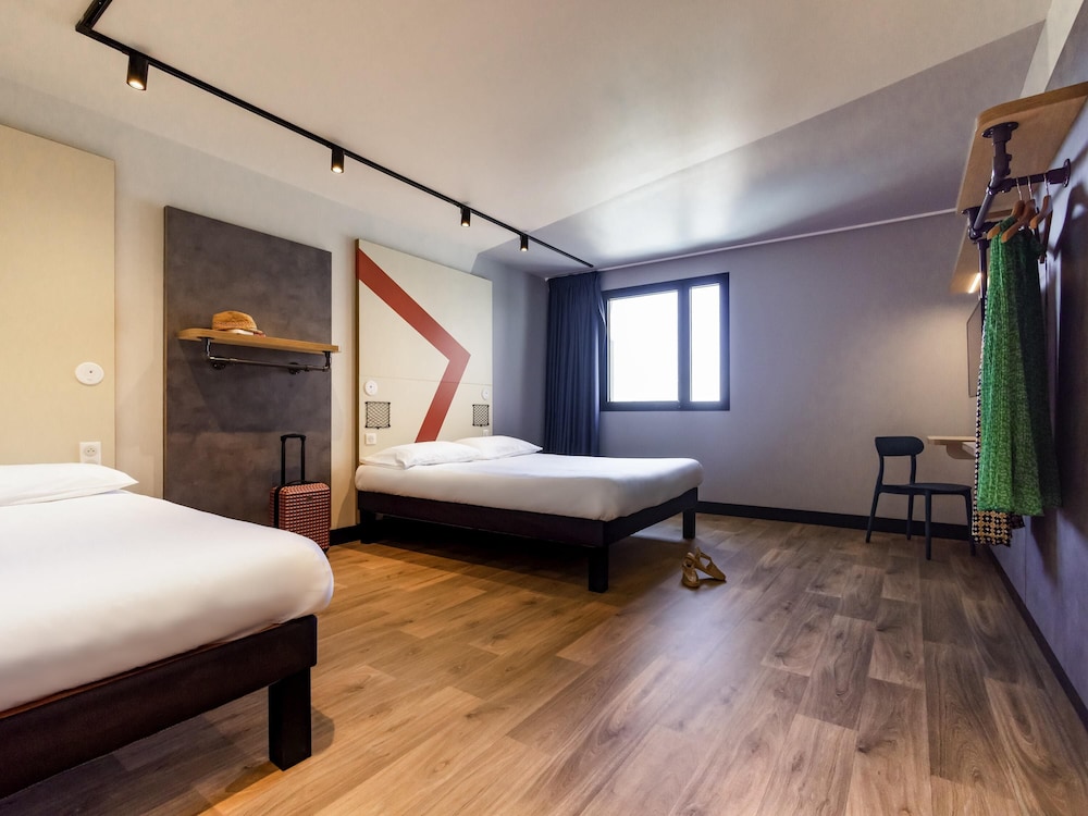 Habitación con 1 cama doble y 1 cama individual, ideal para huéspedes con limitaciones físicas del hotel ibis budget La Rochelle Centre. Foto 2