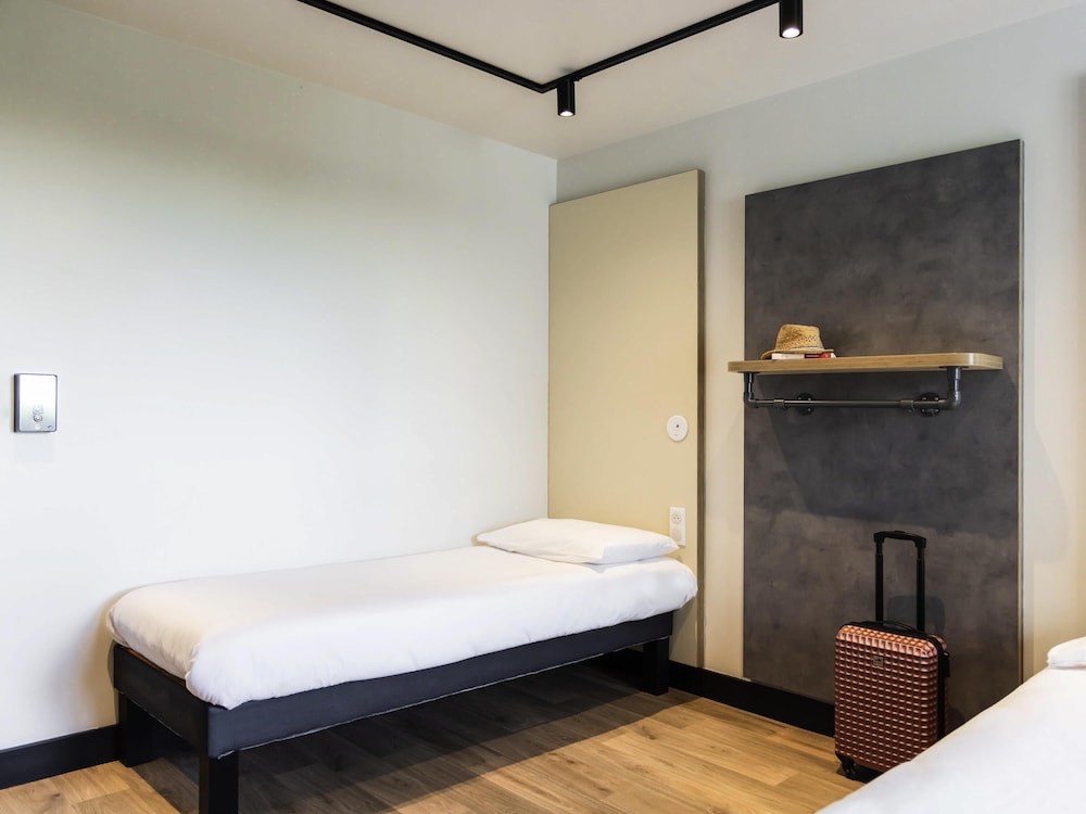 Habitación con 1 cama doble y 1 cama individual, ideal para huéspedes con limitaciones físicas del hotel ibis budget La Rochelle Centre. Foto 4