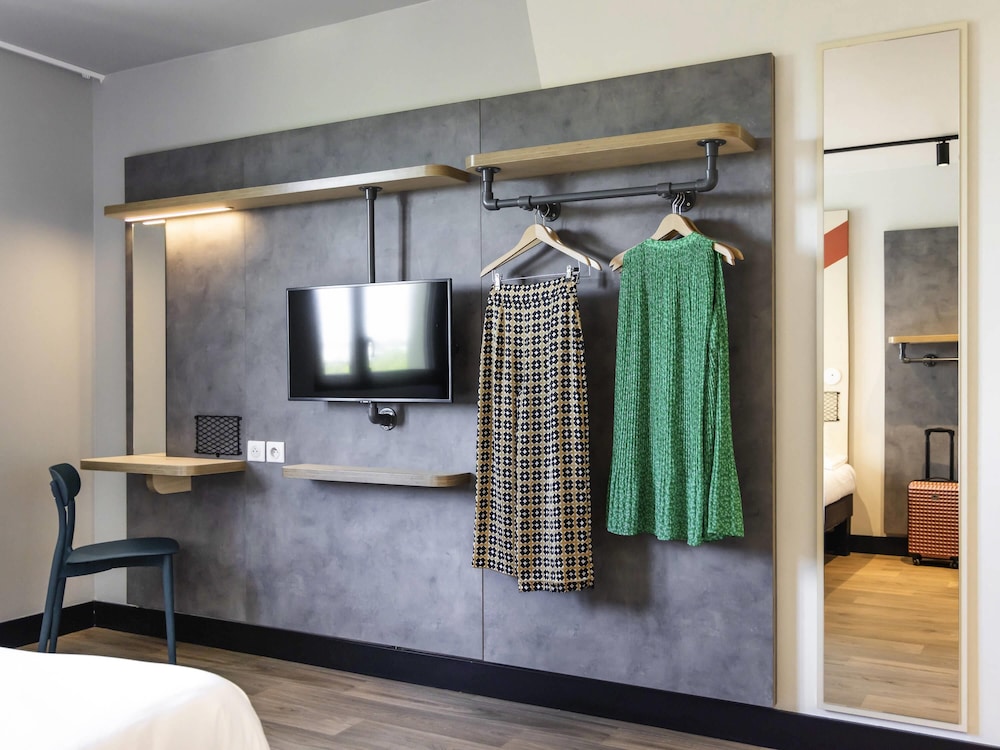 Habitación con 1 cama doble y 1 cama individual, ideal para huéspedes con limitaciones físicas del hotel ibis budget La Rochelle Centre. Foto 5