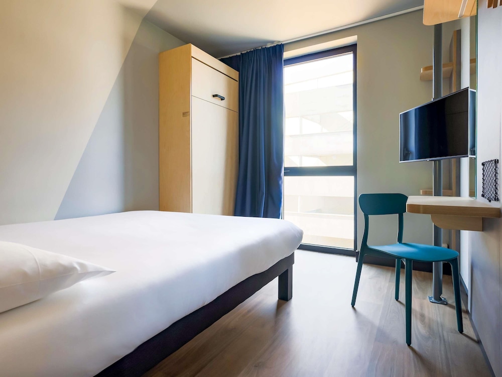 Habitación Standard con una cama doble y balcón del hotel ibis budget La Rochelle Centre