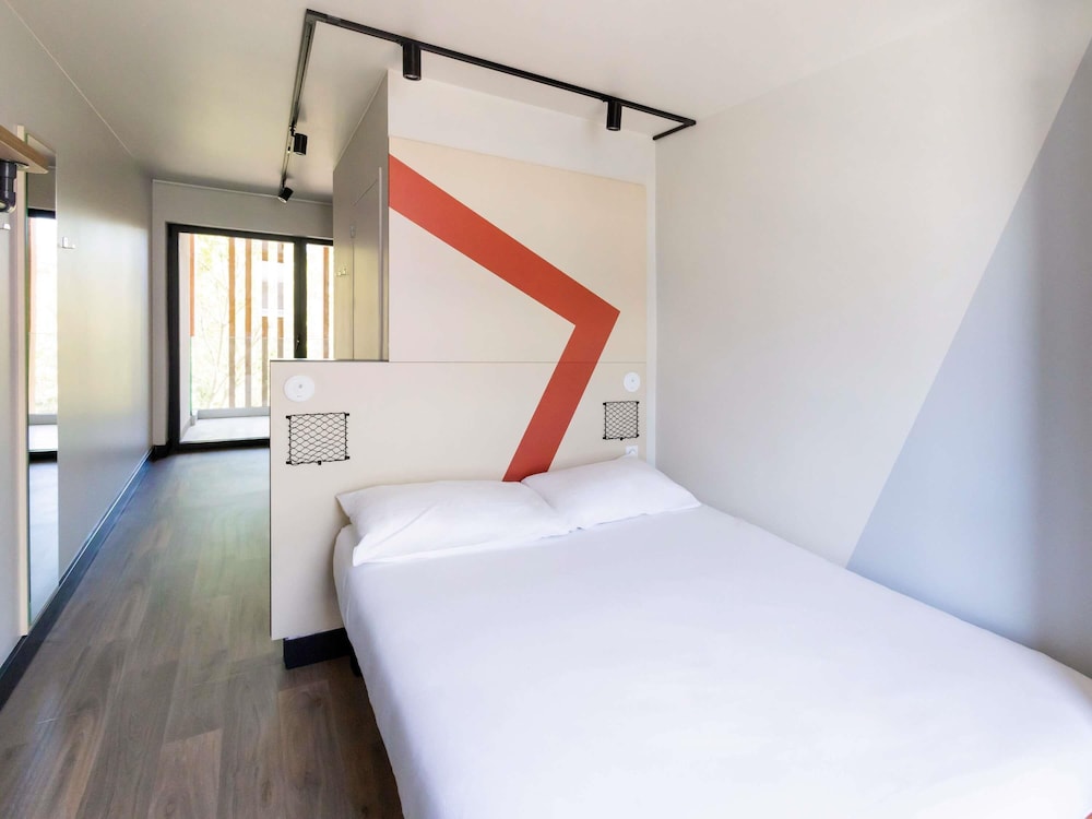 Habitación Standard con una cama doble y balcón del hotel ibis budget La Rochelle Centre. Foto 1