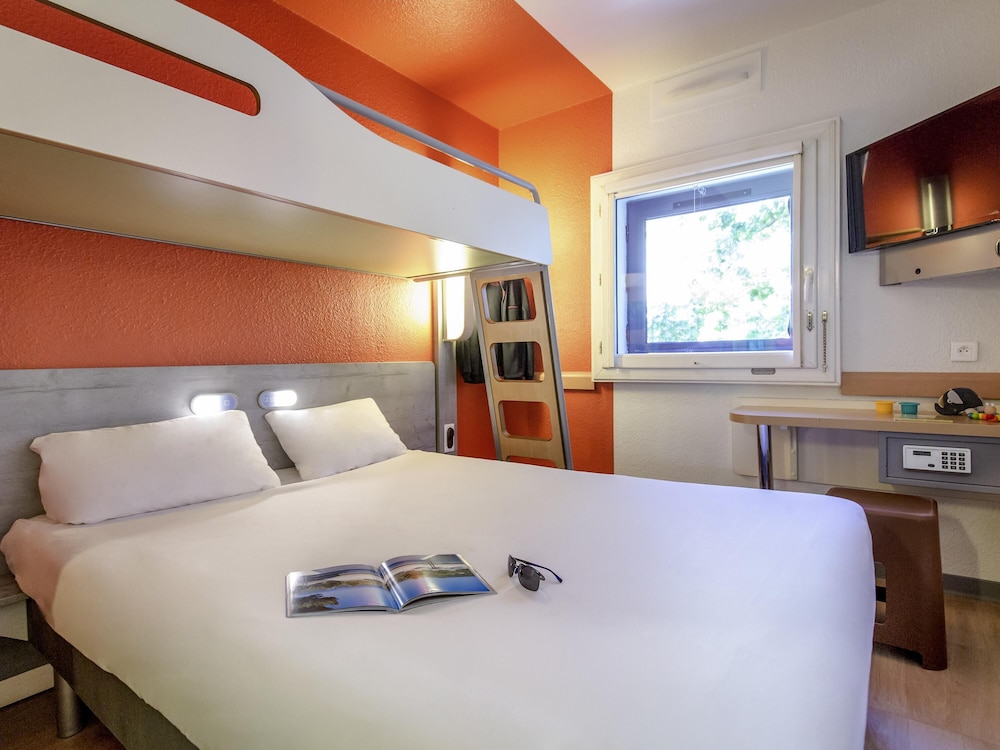 Habitación triple, varias camas del hotel ibis budget Marseille Timone. Foto 1