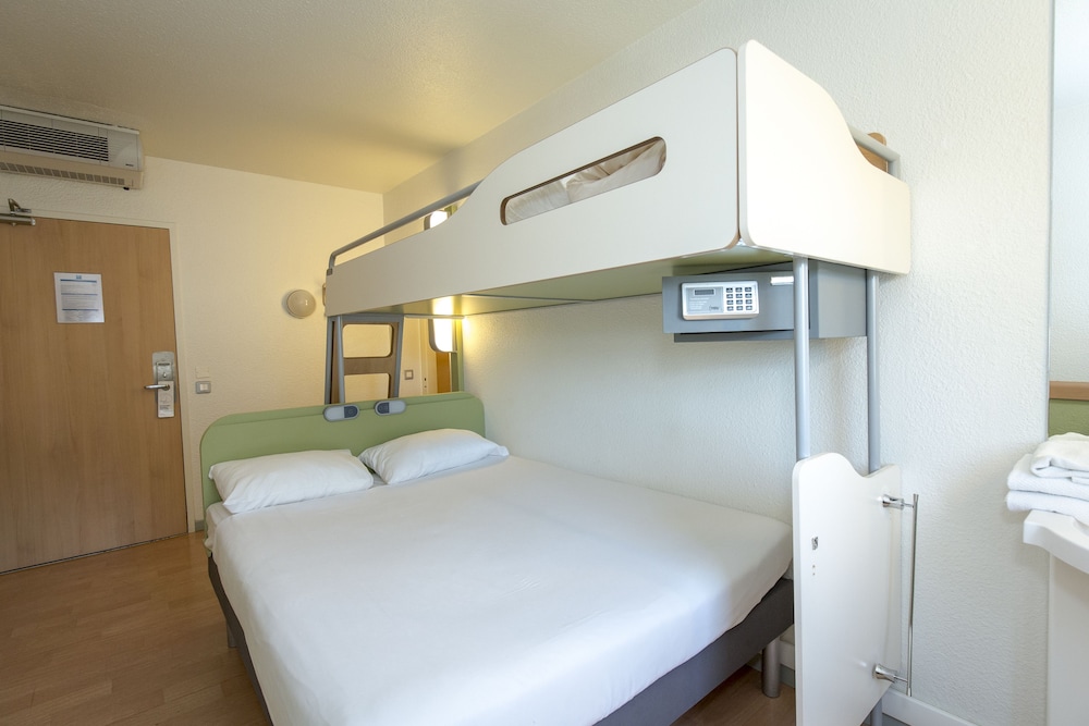 Habitación triple, varias camas del hotel ibis budget Marseille Timone. Foto 2