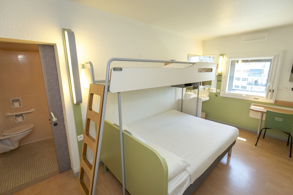Habitación triple, varias camas del hotel ibis budget Marseille Timone. Foto 7