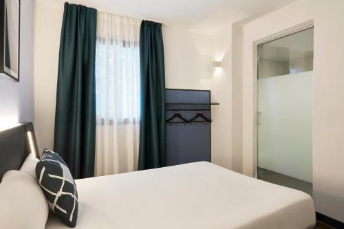 Habitación Doble Estándar con 1 cama grande del hotel Four Points Flex by Sheraton Malaga Centre. Foto 4