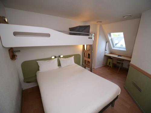 Habitación Triple con 1 cama doble y 1 litera del hotel ibis budget Blois Centre. Foto 11