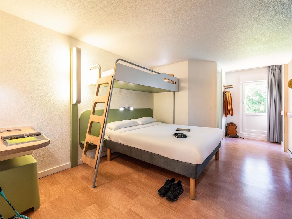 Habitación TRIPLE con una cama de gran tamaño y litera del hotel ibis budget Lyon Villefranche sur Saône