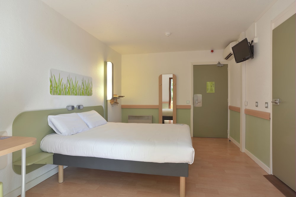Habitación TRIPLE con una cama de gran tamaño y litera del hotel ibis budget Lyon Villefranche sur Saône. Foto 1
