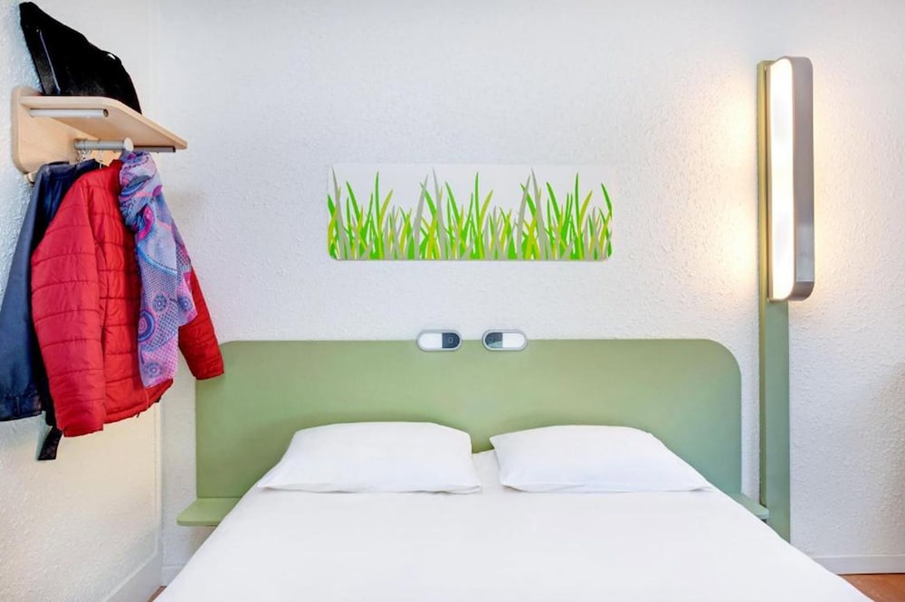 Habitación TRIPLE con una cama de gran tamaño y litera del hotel ibis budget Lyon Villefranche sur Saône. Foto 2