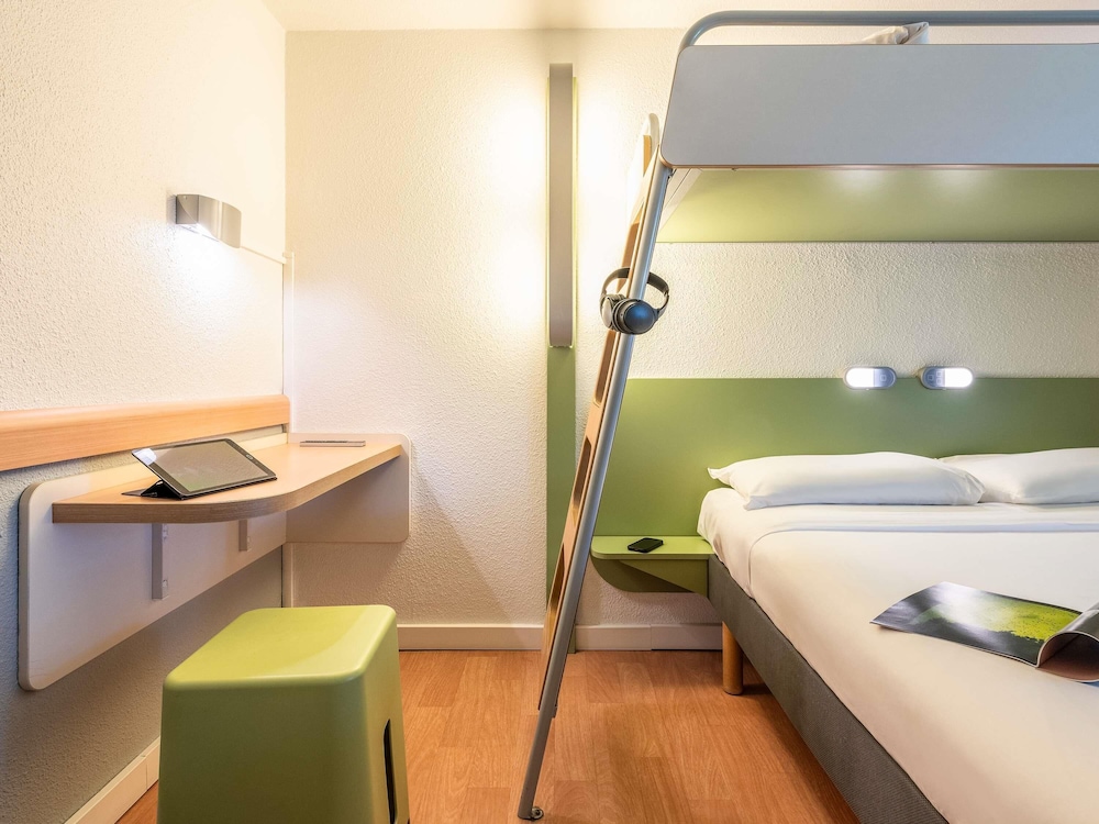 Habitación TRIPLE con una cama de gran tamaño y litera del hotel ibis budget Lyon Villefranche sur Saône. Foto 4