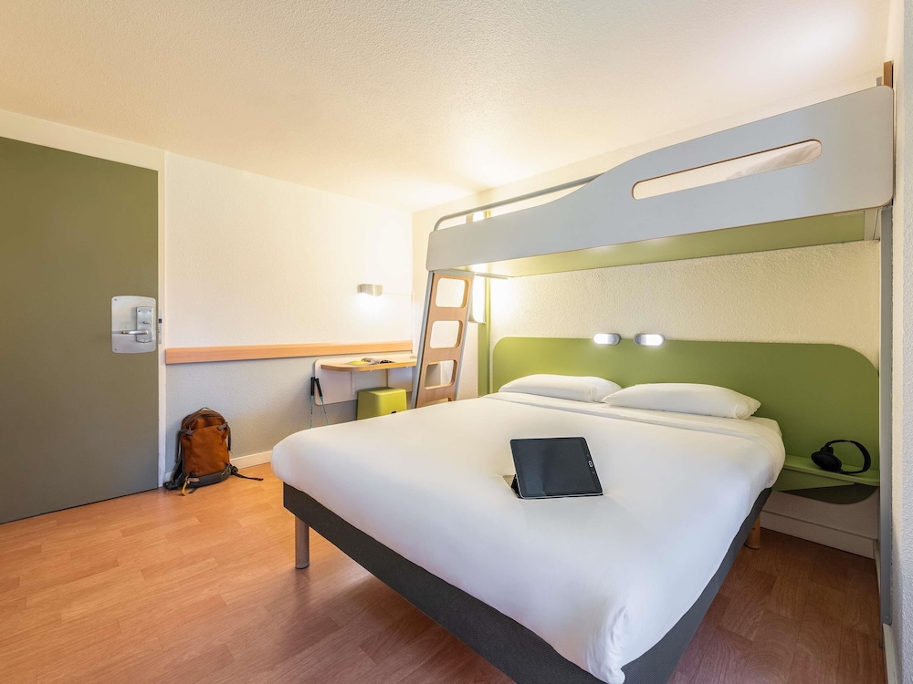 Habitación TRIPLE con una cama de gran tamaño y litera del hotel ibis budget Lyon Villefranche sur Saône. Foto 5