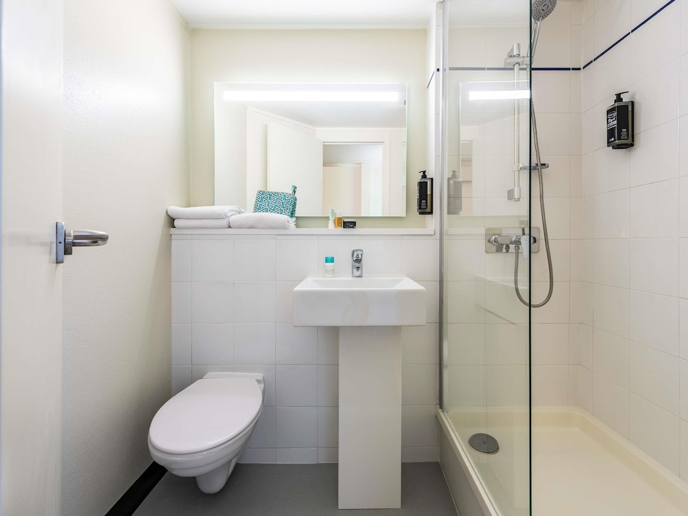 Habitación TRIPLE con una cama de gran tamaño y litera del hotel ibis budget Lyon Villefranche sur Saône. Foto 6