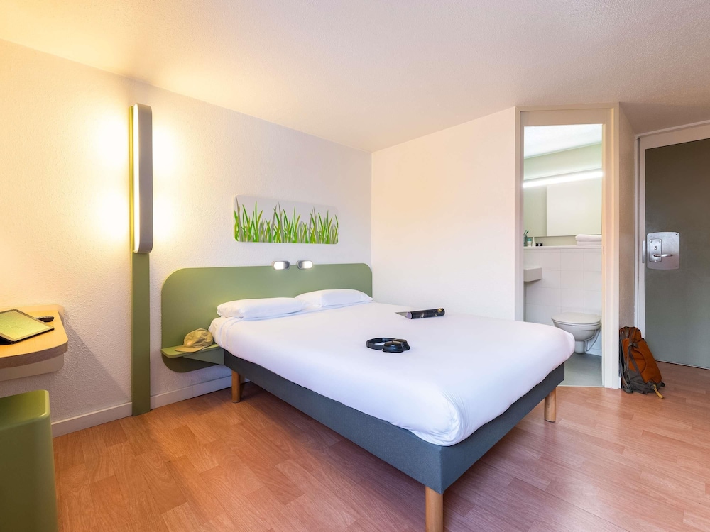 Habitación DOBLE con una cama de gran tamaño del hotel ibis budget Lyon Villefranche sur Saône