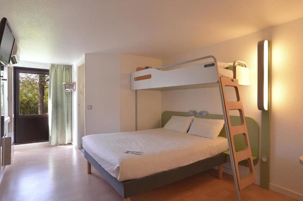 Habitación DOBLE con una cama de gran tamaño del hotel ibis budget Lyon Villefranche sur Saône. Foto 1