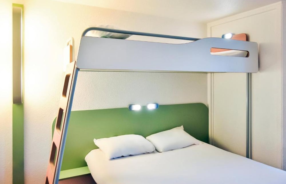 Habitación DOBLE con una cama de gran tamaño del hotel ibis budget Lyon Villefranche sur Saône. Foto 2