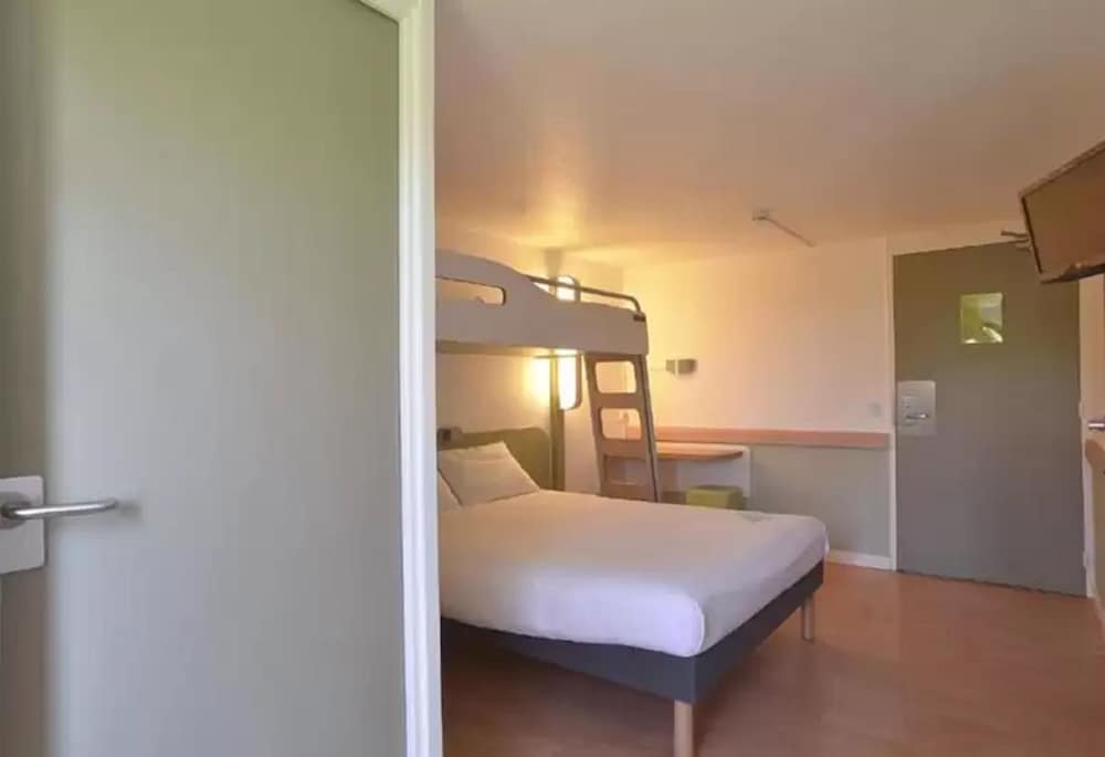 Habitación DOBLE con una cama de gran tamaño del hotel ibis budget Lyon Villefranche sur Saône. Foto 3