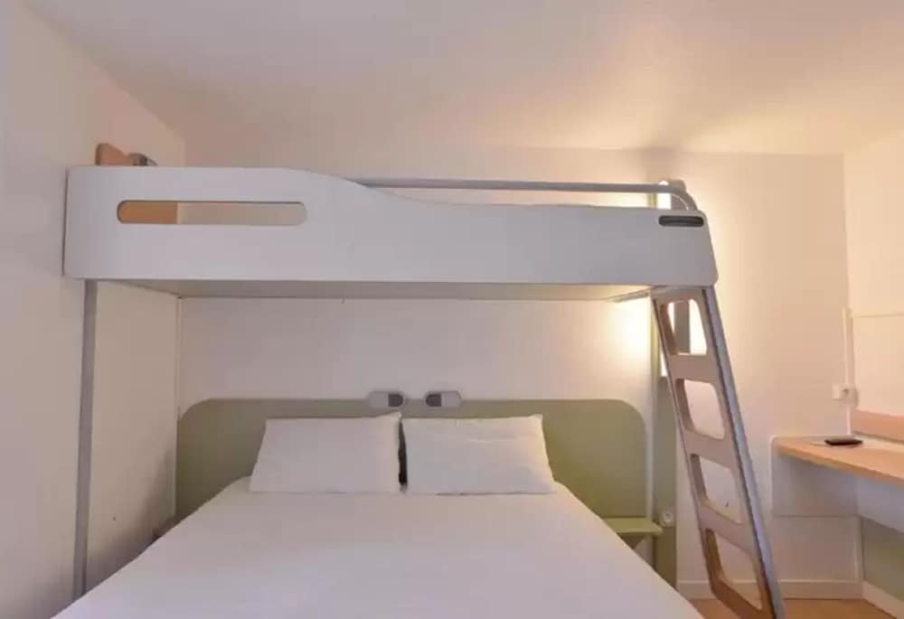 Habitación DOBLE con una cama de gran tamaño del hotel ibis budget Lyon Villefranche sur Saône. Foto 4