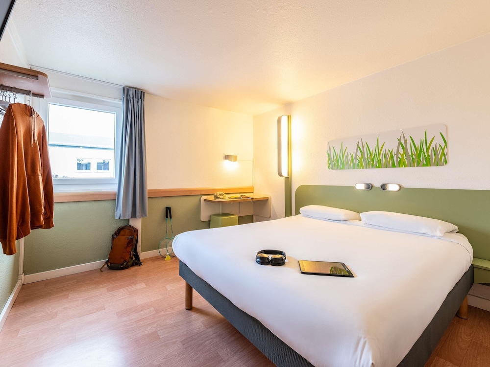 Habitación DOBLE con una cama de gran tamaño del hotel ibis budget Lyon Villefranche sur Saône. Foto 5