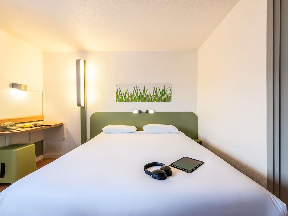 Habitación DOBLE con una cama de gran tamaño del hotel ibis budget Lyon Villefranche sur Saône. Foto 6