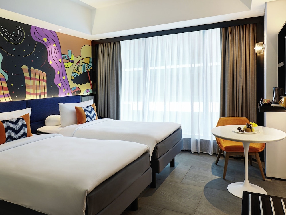 Habitación superior con 2 camas individuales del hotel ibis Styles Jakarta Tanah Abang. Foto 1