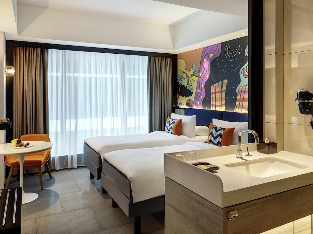 Habitación superior con 2 camas individuales del hotel ibis Styles Jakarta Tanah Abang. Foto 2