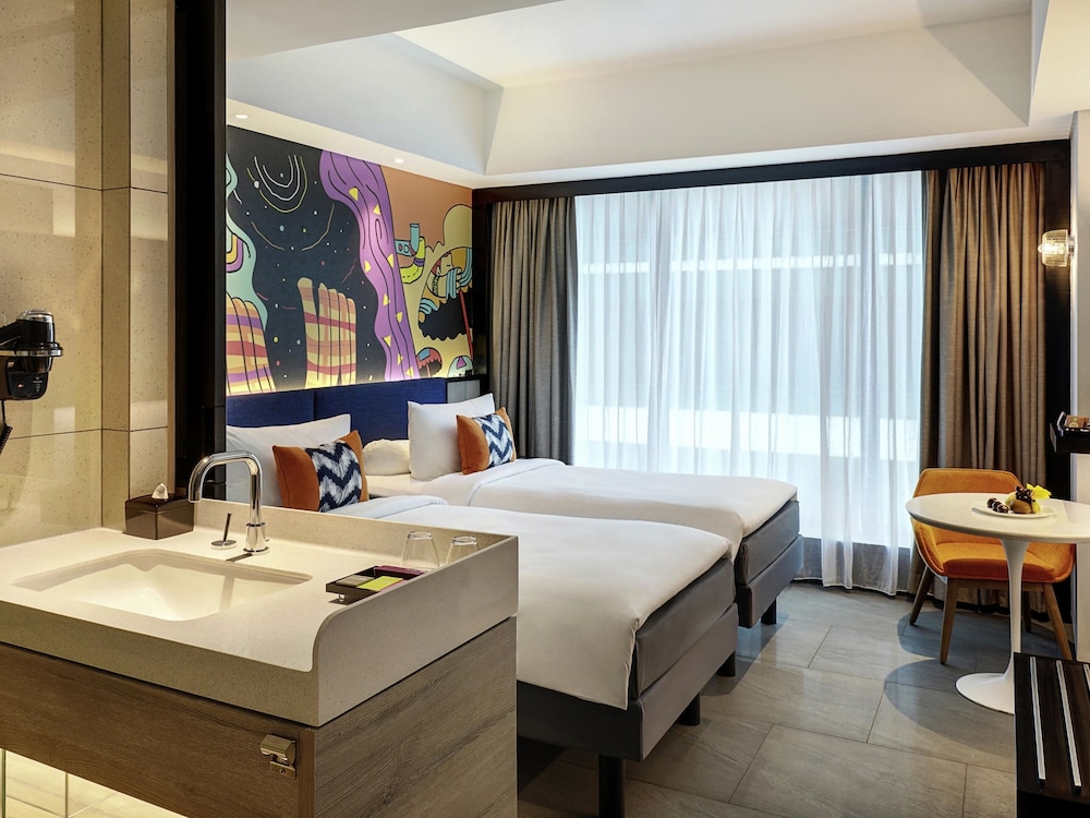 Habitación superior con 2 camas individuales del hotel ibis Styles Jakarta Tanah Abang. Foto 4