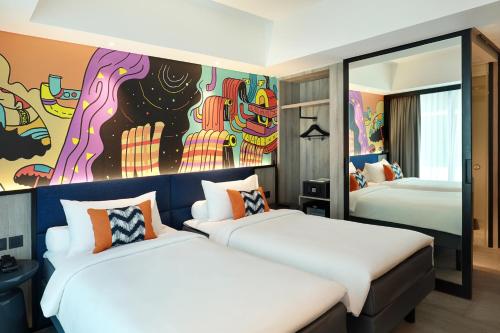Habitación Deluxe con 1 cama queen del hotel ibis Styles Jakarta Tanah Abang. Foto 2