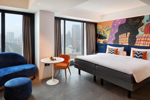 Habitación Deluxe con 1 cama queen del hotel ibis Styles Jakarta Tanah Abang. Foto 3