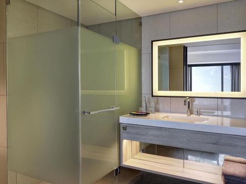 Habitación Deluxe con 2 camas individuales del hotel ibis Styles Jakarta Tanah Abang. Foto 1