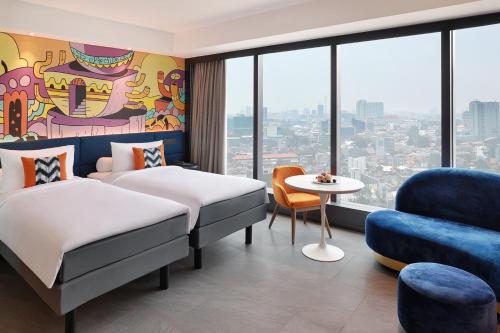 Habitación Deluxe con 2 camas individuales del hotel ibis Styles Jakarta Tanah Abang. Foto 3