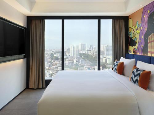 HABITACIÓN FAMILIAR CON 1 CAMA KING del hotel ibis Styles Jakarta Tanah Abang. Foto 1