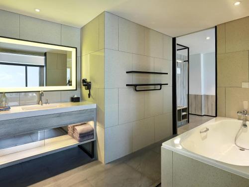 HABITACIÓN FAMILIAR CON 1 CAMA KING del hotel ibis Styles Jakarta Tanah Abang. Foto 2